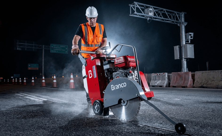 Cortadora em operação noturna